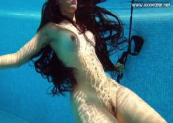 Big booty babe Andreina with long hair swims naked in the pool