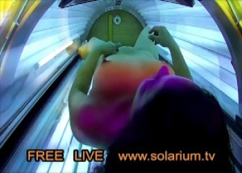 Im öffentlichen Sonnenstudio beim Masturbieren auf der Sonnenbank heimlich gefilmt